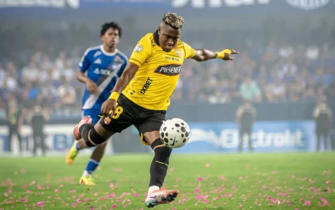Jugador de Barcelona SC disputa una acción durante el Clásico del Astillero.