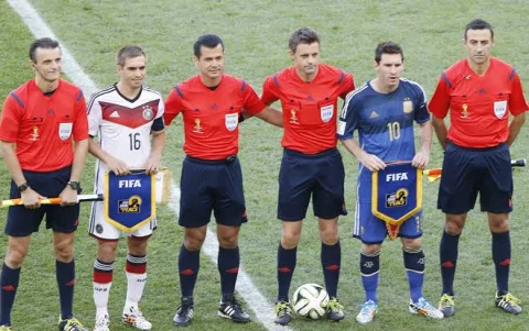 Carlos Vera (tercero de derecha a izquierda) en la final del Mundial 2014 entre Alemania y Argentina