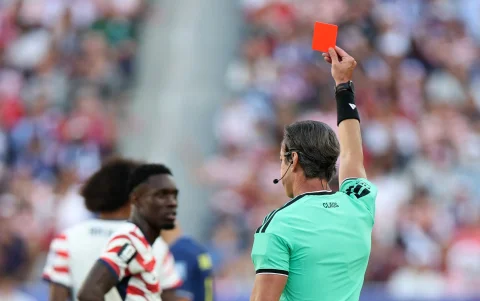 Árbitro Raphael Claus (d) en el momento que expulsa a Bolagun en el duelo entre Estados Unidos y Bosnia, por el Mundial 2026.