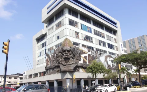 El mural Rumiñahui, de Theo Constante, se impone en el edificio donde funcionó el Museo Antropológico del Banco Central.