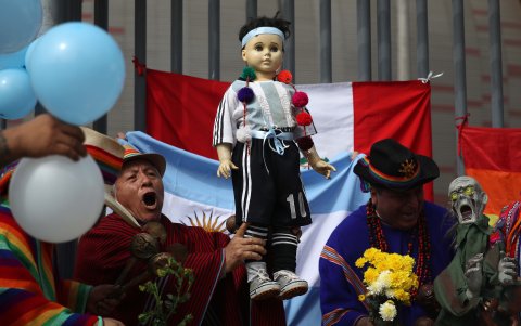 Con un muñeco representaron a Lionel Messi.