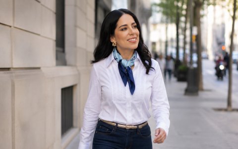 La IA apuesta por una imagen con camisa blanca y un pañuelo como protagonista.