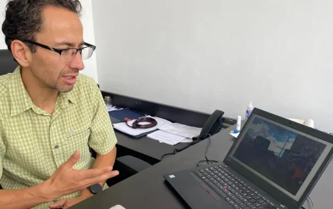 Esteban Irribarra, jefe Del Departamento de Física de la EPN, estudiantes y otros profesores desarrollaron una aplicación móvil.