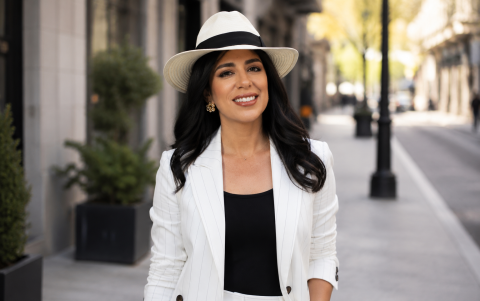 Un blazer blanco y un sombrero de ala aportan frescura sin perder identidad guayaca.
