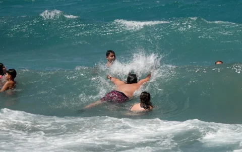 En la imagen de archivo, bañistas en la playa.