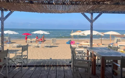 Italia está bordeada por las idílicas aguas del Mediterráneo pero disfrutar de sus playas muchas veces tiene un precio.