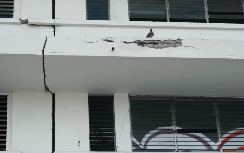 Fotografía que muestra grietas en un antiguo edificio en el centro histórico en San Salvador (El Salvador).