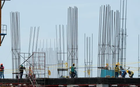 Personas trabajan en la construcción de un edificio en San Salvador (El Salvador).