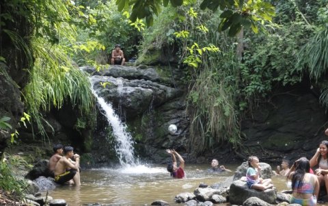 Esparcimiento. Las cascadas también son usadas como sitios de diversión.