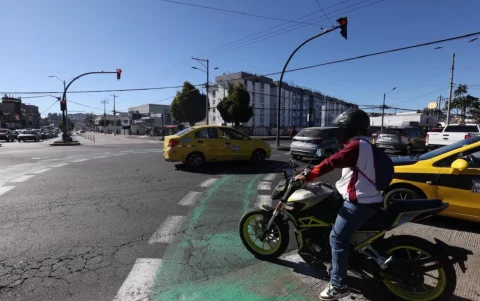 En Quito, un problema son las infracciones de motociclistas, que no respetan los semáforos en rojo ni se ubican en los carriles.
