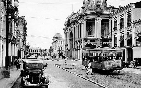 1925. Tranvía de Guayaquil, en la calle Pichincha.