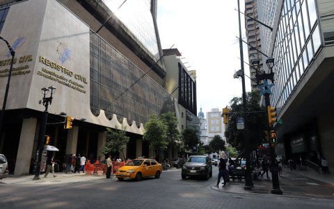 Edificios estatales también encuentran su espacio en la 9 de Octubre.