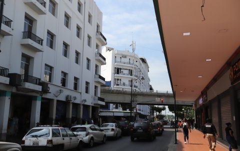 En 2026, la calle Olmedo está colmada de comercio, un paso elevado la atraviesa.