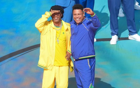 Los exjugadores brasileños Ronaldo (d) y Ronaldinho saludan en el show de medio tiempo de Mundial 2026.