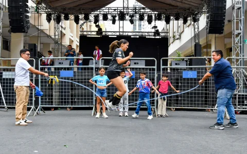 Tradición. Niños y adultos participaron de juegos tradicionales durante el evento.