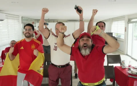 Aficionados españoles celebran el gol de su selección contra Argentina.