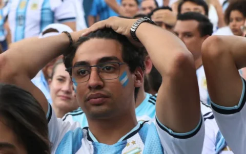 Hincha argentino en tensión durante la final del Mundial contra España.