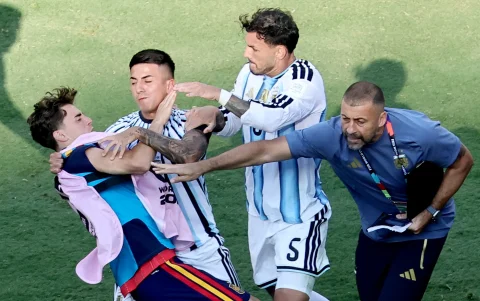 Leandro Paredes fue a golpear a Gavi tras la final del Mundial 2026.