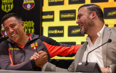 César Farías junto a miembros de la directiva de Barcelona Sporting Club durante una actividad institucional.