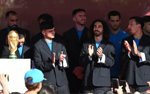 Los jugadores de la selección española recorren este lunes las calles de Madrid tras proclamarse ayer campeones del mundo.