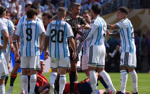 Leandro Paredes (i-atrás) de Argentina empuja a Gavi (i-abajo) de España este domingo.