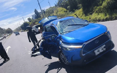 Imagen de un siniestro de tránsito en la avenida Simón Bolívar, una de las principales arterias de Quito, dejó seis personas heridas.