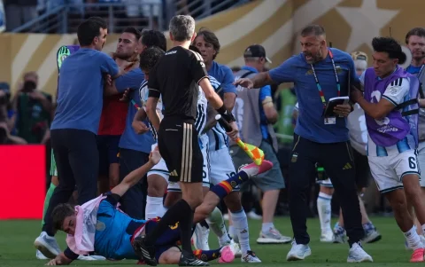 Leandro Paredes (i-atrás) de Argentina empuja a Gavi (i-abajo) de España este domingo.