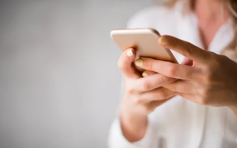 Smartphone en uso, reflejo de la conectividad que Apple busca reforzar con el iPhone 18 Pro Max.