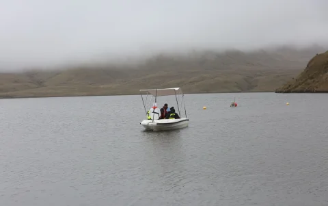 El embalse se encuentra dentro del Parque Nacional Cayambe Coca, una zona protegida destinada a la conservación de los ecosistemas de páramo.