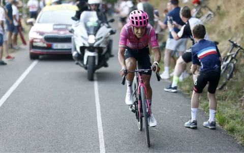 El ciclista ecuatoriano Richard Carapaz, del EF Education-EasyPost, durante la etapa 14 del Tour de Francia.