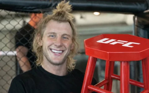 Paddy Pimblett posa junto al asiento que adquirió tras la derrota de Ilia Topuria, combate en el que el hispano-georgiano perdió su invicto como profesional.