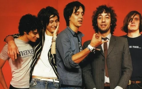 The Strokes, liderada por Julian Casablancas, es reconocida por éxitos como 'Last Nite' y 'Reptilia'.