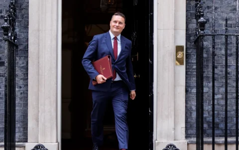 El secretario de Estado de Defensa británico, Wes Streeting, abandona la residencia oficial del primer ministro británico en Downing Street, Londres, el 21 de julio de 2026.