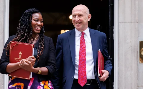 La Secretaria de Estado británica para la Seguridad Energética, Miatta Fahnbulleh (izquierda), y el Ministro de Hacienda, John Healey (derecha), en Londres,el 21 de julio de 2026.