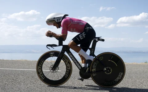 El ciclista ecuatoriano Richard Carapaz, del EF Education-EasyPost, durante la etapa 16 del Tour de Francia.