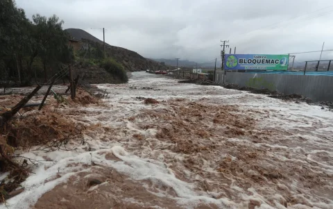 Fotografía que muestra una calle afectada por el desborde de la quebrada Los Loros en Puente Zorrilla en La Serena (Chile).