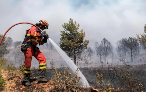 Una densa columna de humo cubre el municipio de Tamajón durante las labores del operativo de extinción.