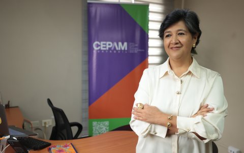 Lita Martínez en su oficina, en CEPAM Guayaquil.