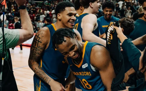 Los Golden State Warriors celebran la conquista del título de la NBA Summer League tras imponerse en la final del torneo.