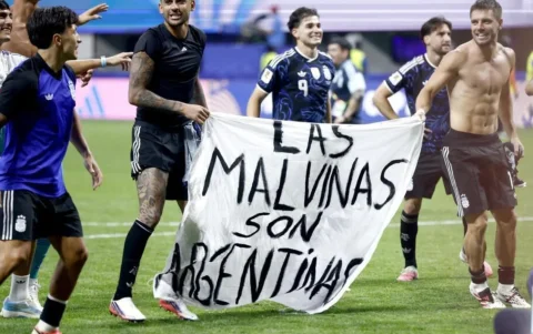 Jugadores argentinos con una pancarta