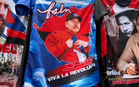 Fotografía que muestra una camiseta con la imagen estampada del presidente de Nicaragua, Daniel Ortega.