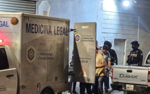 El equipo de Medicina Legal efectuó el levantamiento del cadáver en la zona H del cantón La Libertad