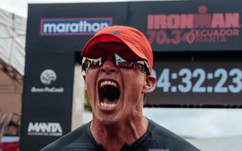 Ruales festejó con emoción tras cruzar la meta en el Ironman 70.3 en Manta