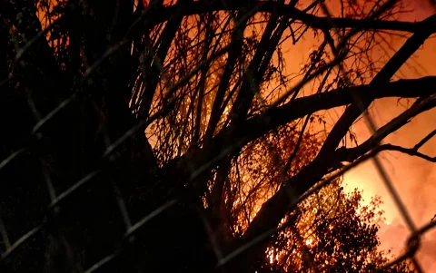 Incendio consume la zona de búsqueda de Lizeth Bunshi en el río Machángara, en Quito