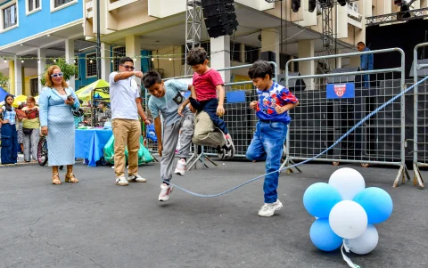 Rayuela, carreras de ensacados, palo ensebado y otros juegos tradicionales forman parte de las actividades organizadas por las fiestas de Fundación de Guayaqui