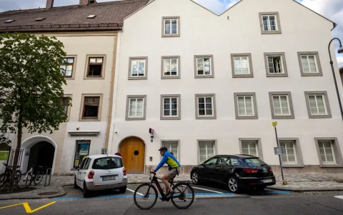 La casa natal de Adolf Hitler convertida en comisaría en Braunau am Inn, Austria.