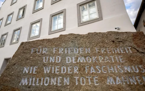 Memorial contra la guerra y el fascismo delante de la casa natal de Adolf Hitler convertida en comisaría en Braunau am Inn, Austria