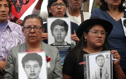 Víctimas rechazan la reconciliación nacional hasta que no se busque a los desaparecidos que dejó el conflicto, este martes, en Lima (Perú).