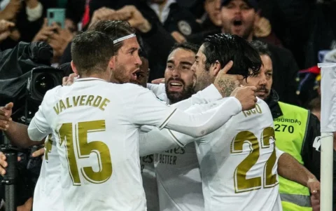 Federico Valverde celebra un gol junto a sus compañeros del Real Madrid durante un partido oficial.