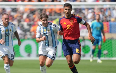 Se observa a Rodri Hernández (d), de España, al disputar el balón con Julián Álvarez, de Argentina en el partido de la final del Mundial de 2026.